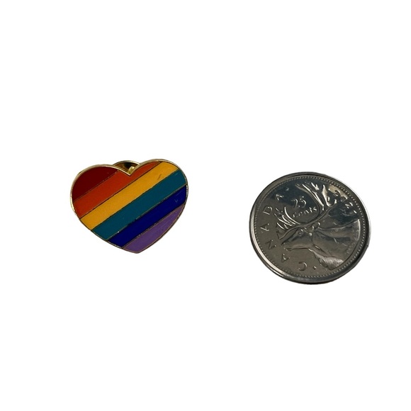 🆕 A rainbow 🌈 heart ♥️ pin   Show your pride 🌈 - Picture 2 of 3